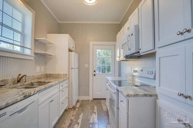 Building Photo - 618 N B St