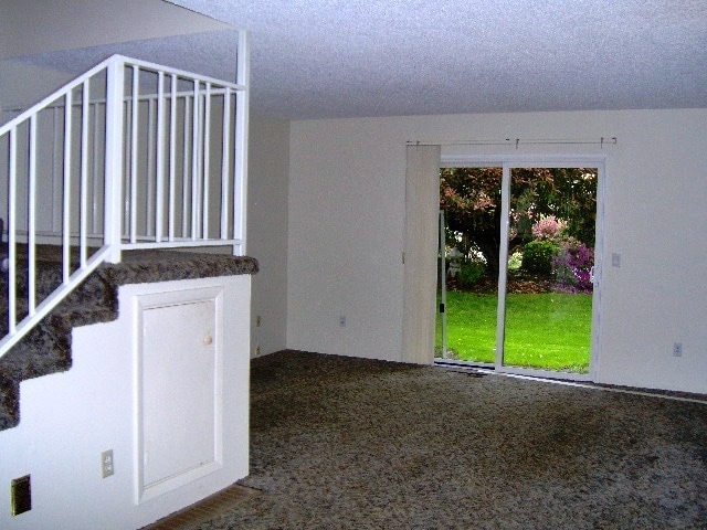 Building Photo - Cozy Townhouse! Water Sewer and Garbage Included!