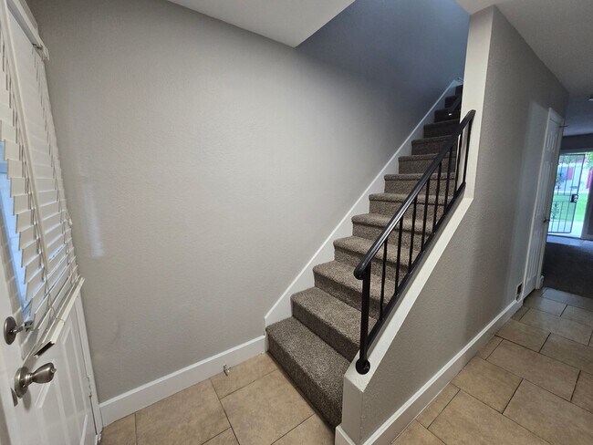 Building Photo - 560 Greenbriar Townhouse Way