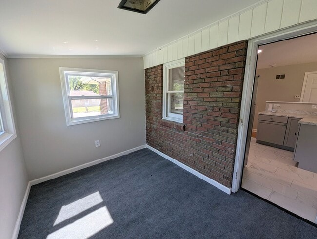 Building Photo - Updated Open-Concept with Sunroom & Finished Basement Space