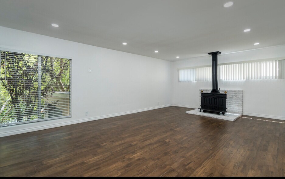 Building Photo - 3155 Linda Vista Rd