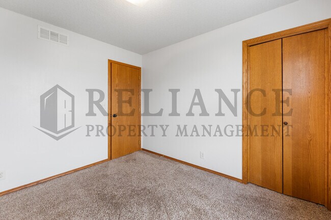 Building Photo - 621 S Longbranch Dr