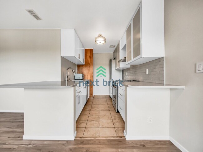 Building Photo - Charming 2 Beds and 1 Bath Condo Available for Rent!