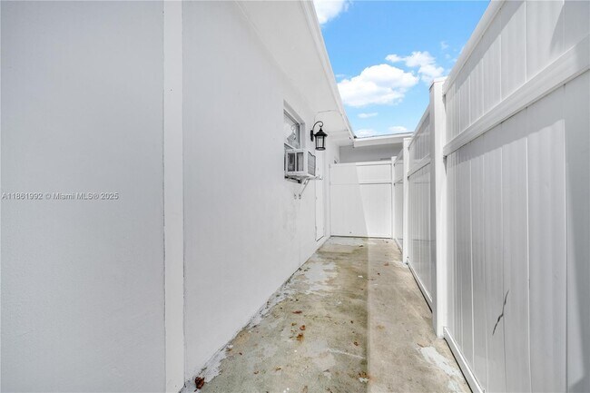 Building Photo - 1041 NE 9th Ave