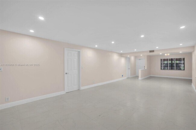 Building Photo - 250 E Royal Palm Rd