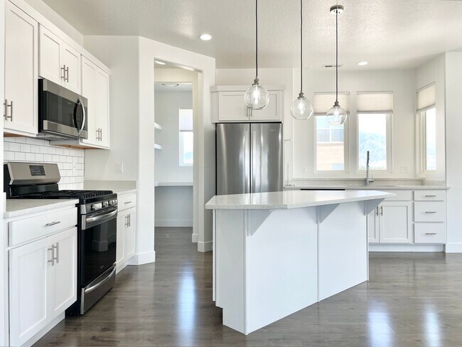 Building Photo - Gorgeous Townhome in South Jordan!