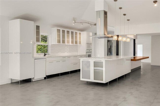 Building Photo - 801 NE 118th St