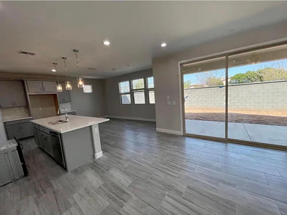 Building Photo - 628 W Derringer Way