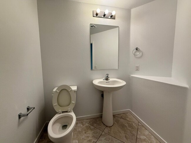 Building Photo - 4 BED, 2.5 BATH, 2 CAR-GARAGE, TWO-STORY, SINGLE FAMILY HOME FOR RENT w/ COMMUNITY POOL & SPA