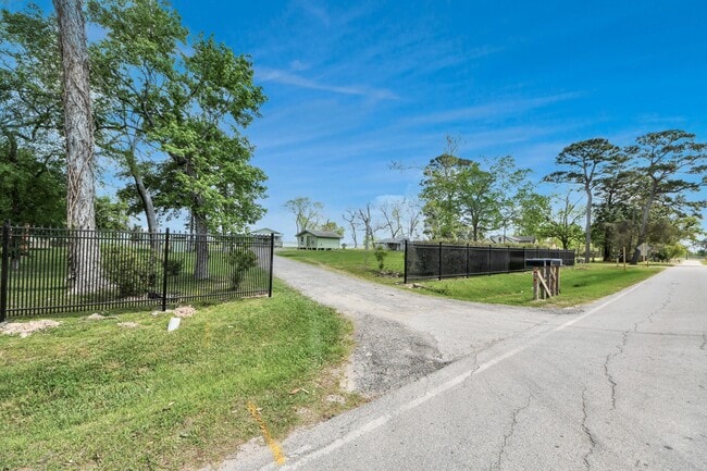 Building Photo - 17109 River Rd