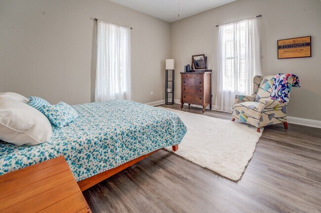 Building Photo - Spacious 3 Bedroom Home located in Histori...
