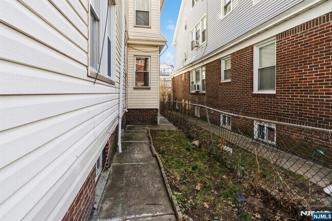 Building Photo - 41-43 Poe Avenue Unit 1