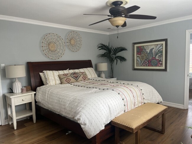 Building Photo - Beautiful 3-bedroom, 2.5-bath country-styl...