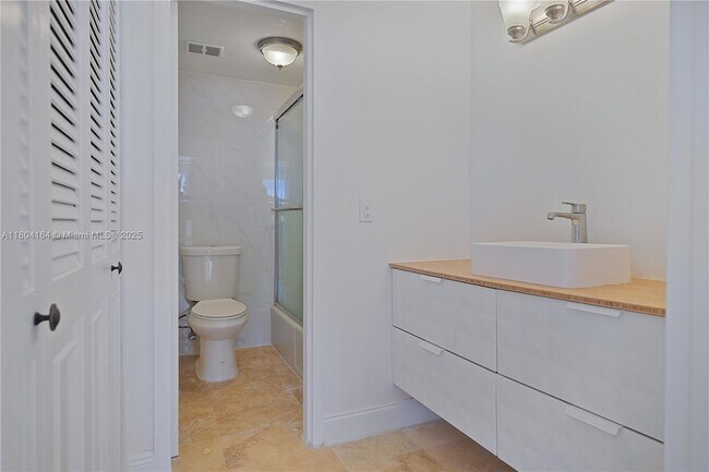 Building Photo - 9381 E Bay Harbor Dr