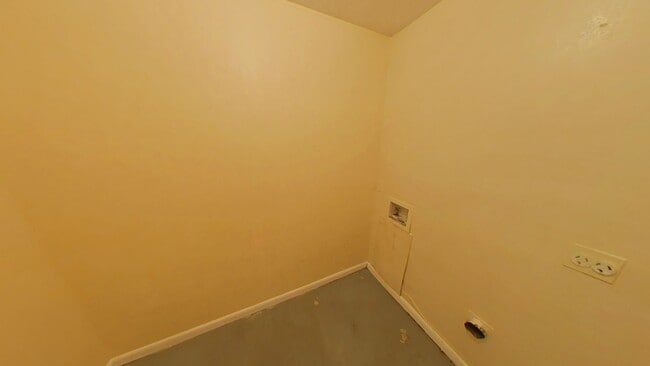 Building Photo - Lovely 2 Bed One Bath Duplex