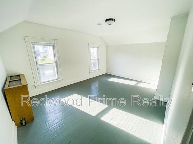 Building Photo - 551 Linden Ave