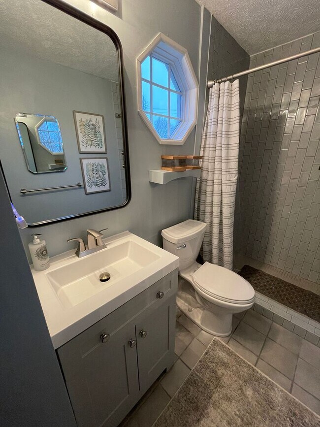 Building Photo - Furnished-Bay Views- Long Term!