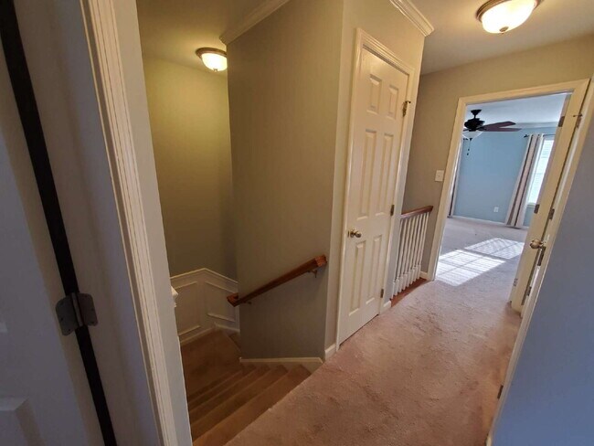 Building Photo - Impeccable 3 Bed / 2.5 Bath Townhome – Packed with Custom Upgrades!