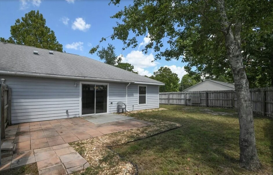 Building Photo - 2131 N Pine Cone Ave