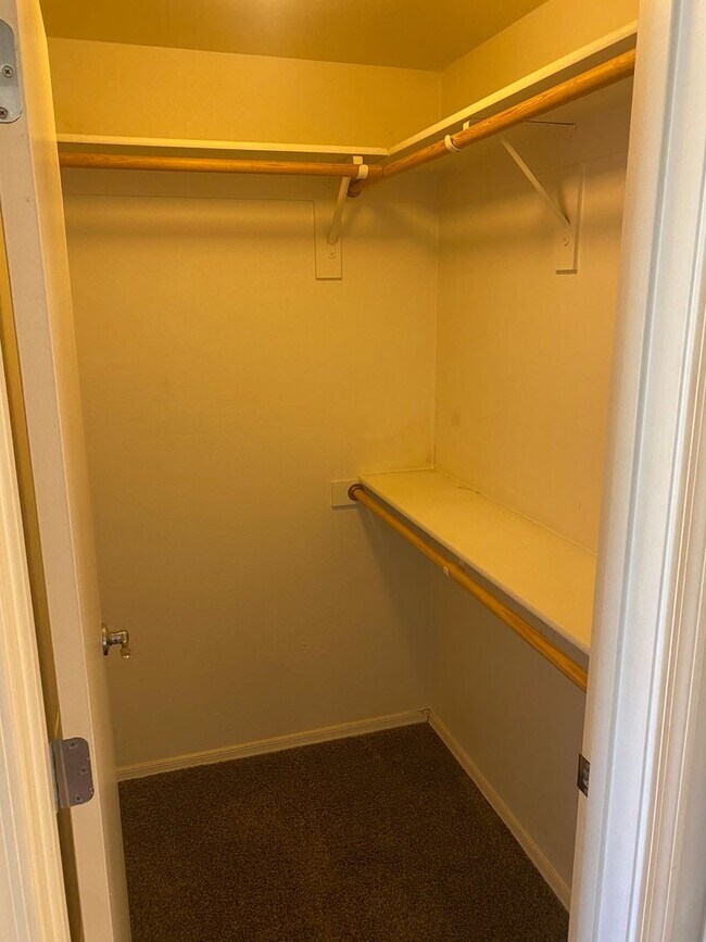Building Photo - 2 bed, 2.5 bath, 2 car garage Townhome