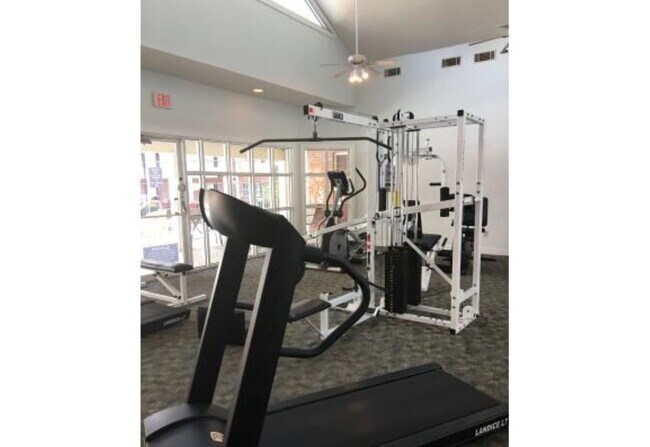 Building Photo - FOR RENT 1 bed 1 bath upper floor with bal...
