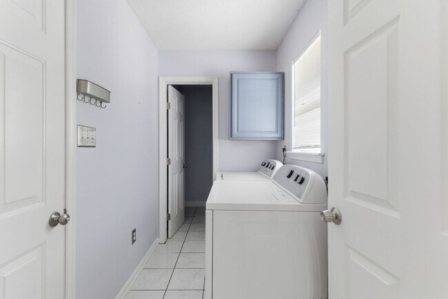 Building Photo - Covenient location in Fox Ridge subdivisio...