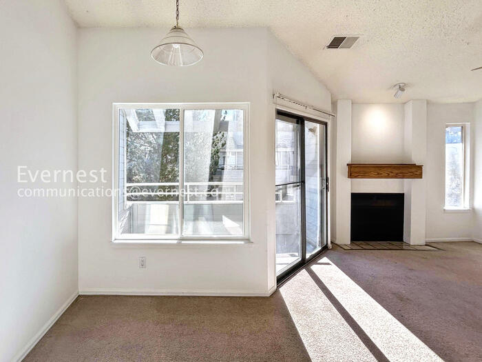 Building Photo - 3700 Iguana Dr