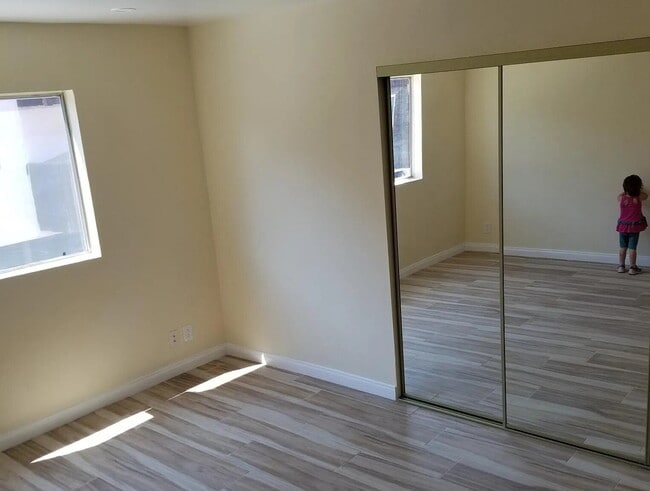 Building Photo - "Chic 2-Bed, 2-Bath Retreat in Prime Encino Location – 901 Sq Ft of Modern Comfort!"