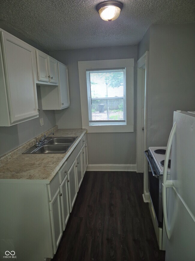 Building Photo - 3338 N Kenwood Ave