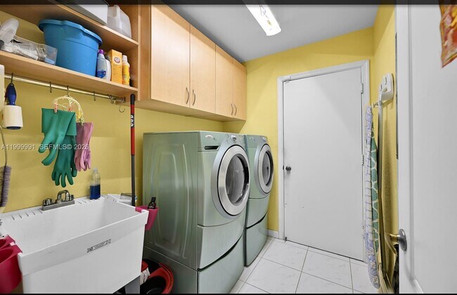 Building Photo - 5200 NW 67th Ave