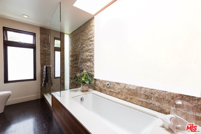 Building Photo - 1070 Amoroso Pl