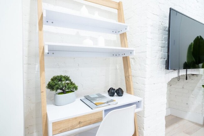 Building Photo - 402 E 11th St