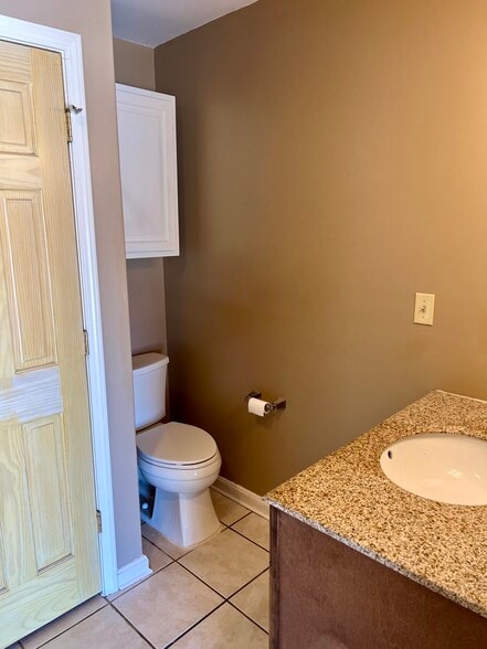 Building Photo - 6600 E Oak St