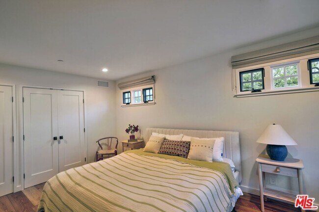 Building Photo - 2310 Laguna Cir Dr