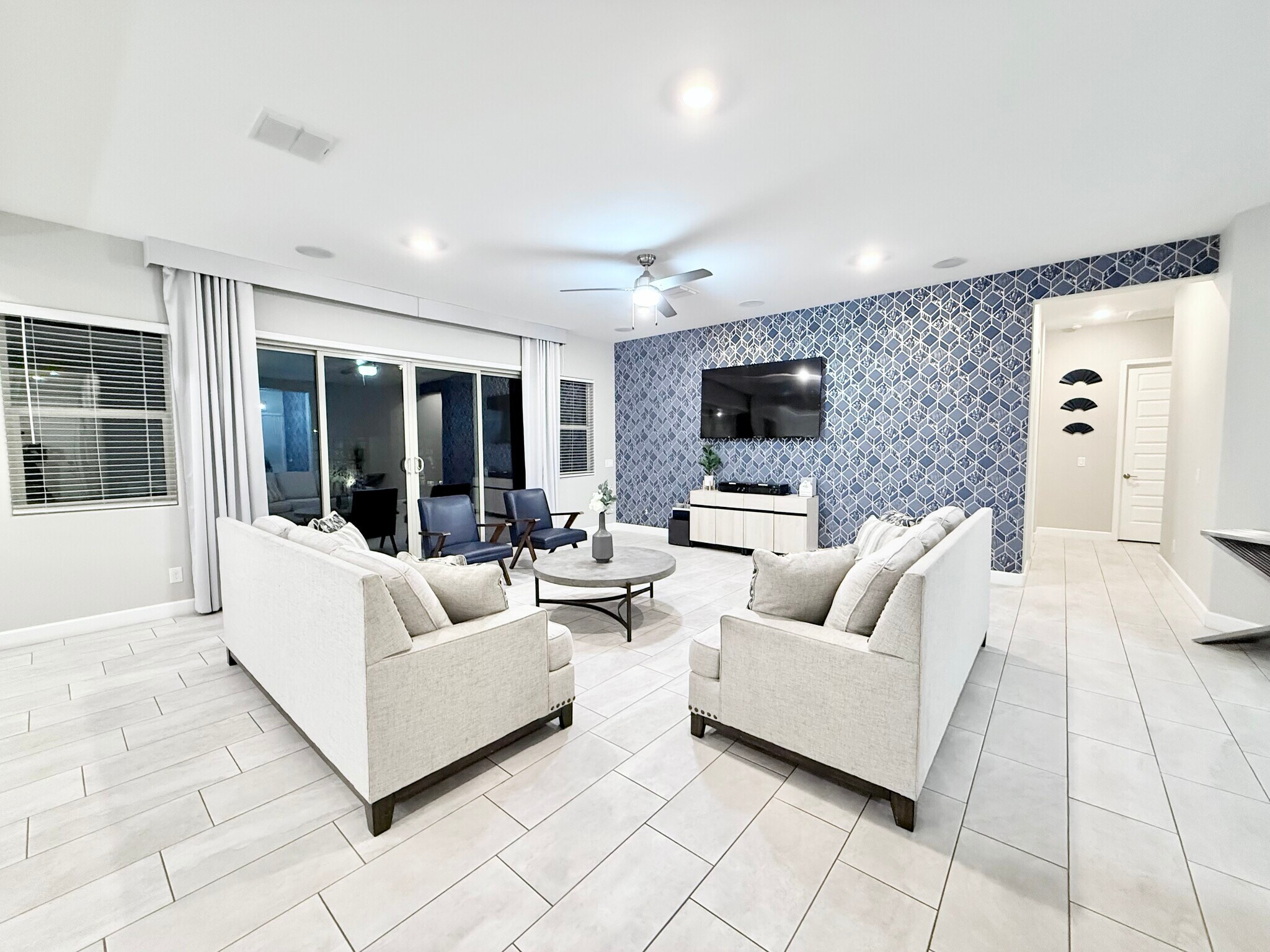 Building Photo - 2506 E Pleasant Ln