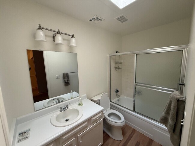 Building Photo - Spacious home right on the goldfcourse