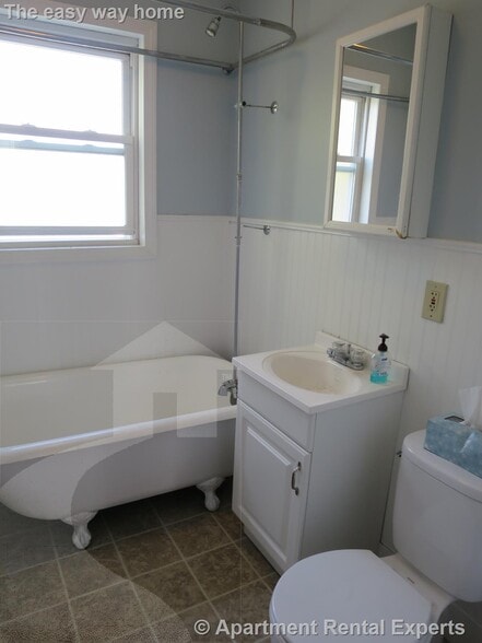 Building Photo - 36 Standish St