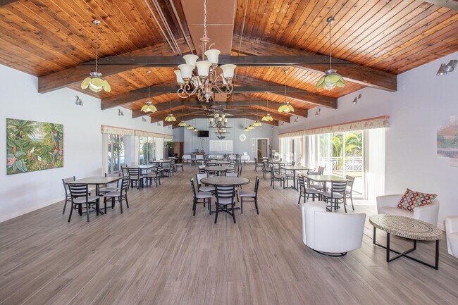 Building Photo - 2728 Garden Dr N