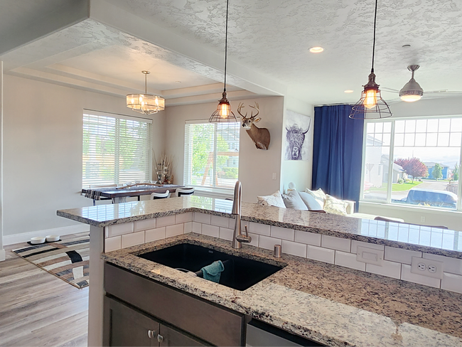 Building Photo - Home Sweet Home! Won't last long!