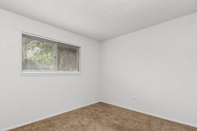 Building Photo - Spacious 2 Bedroom Duplex _ Pet Friendly!