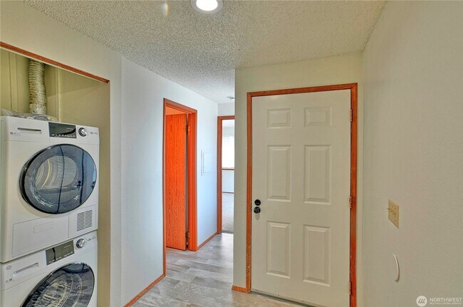 Building Photo - Spacious 2-Bed, 2-Bath Condo in Prime Ever...