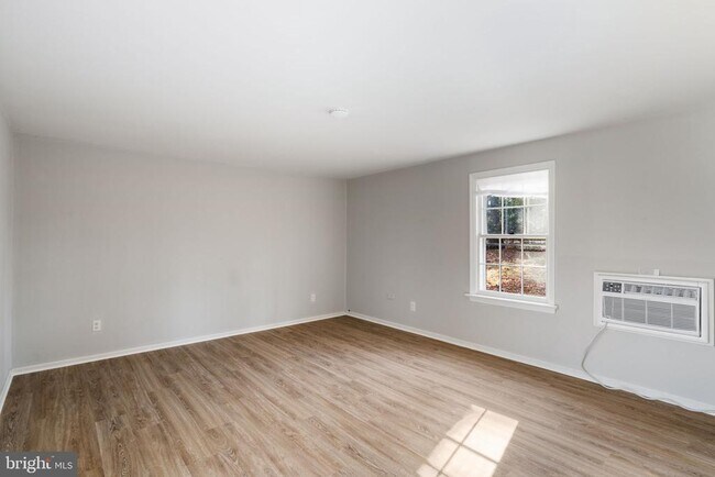 Building Photo - 310 Pine Tree Rd