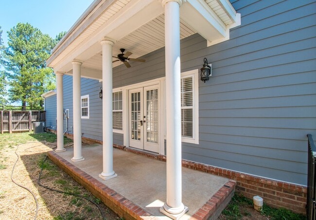 Building Photo - Luxurious Executive Row House in Northeast Fayetteville! Lawn care included!