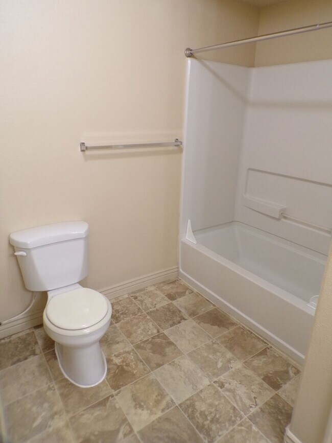 Building Photo - Great 3 Bed 2 Bath Sandy Condo!!