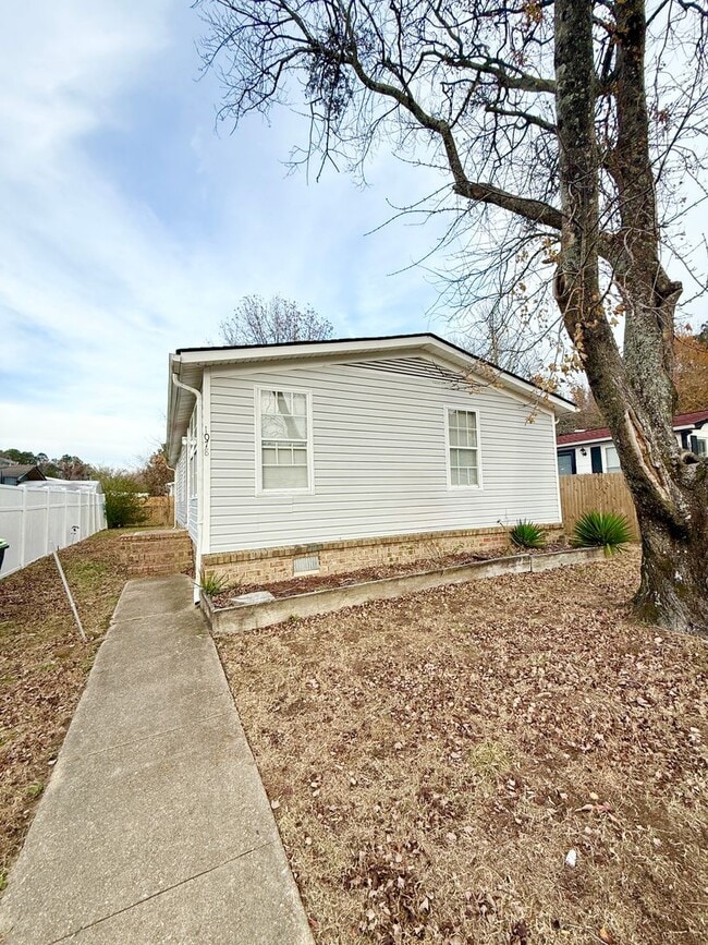 Building Photo - **3bed House-RENT READY- Minutes from the Dam Neck Base, Naval Station Oceana & Ocean Front**