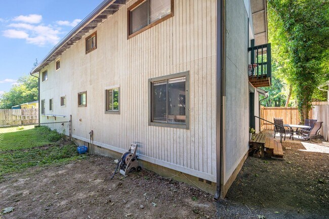 Building Photo - Westside 2BD Duplex