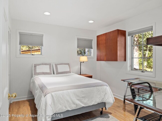 Building Photo - 715 Willoughby Way