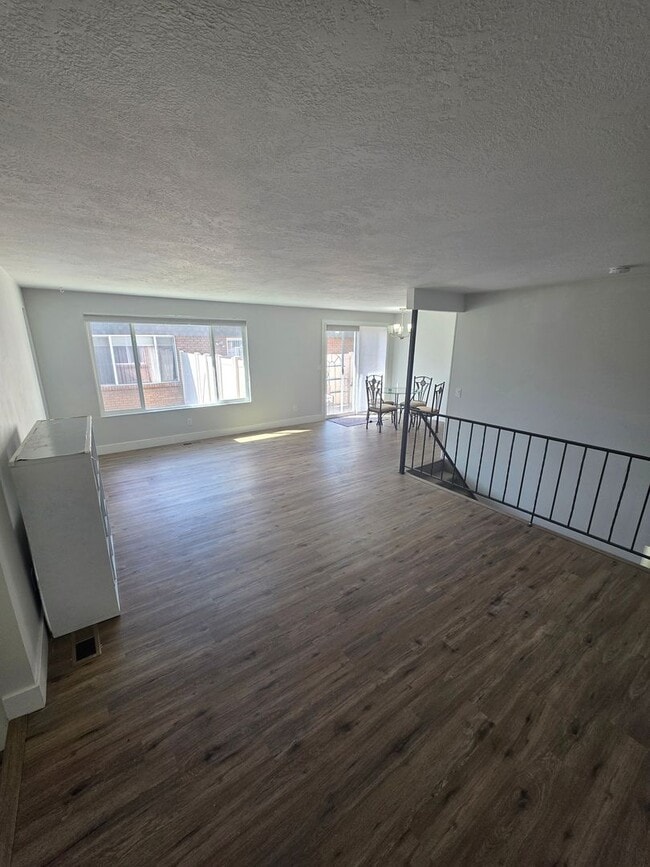 Building Photo - Spacious 4 bedroom 3 bathroom townhouse!