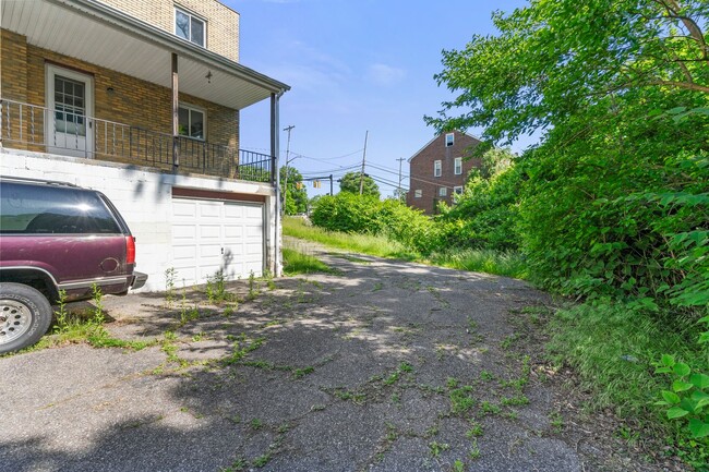 Building Photo - Updated Duplex In Brookline