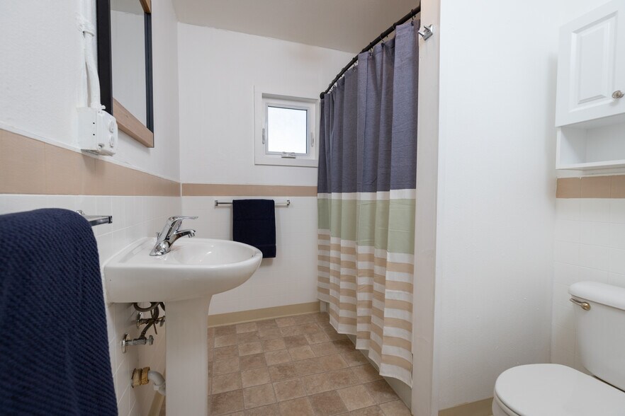 Building Photo - 105 E 2nd St